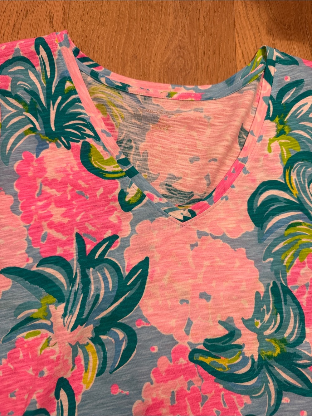 Lilly Pulitzer Short-Sleeve V-Neck Floral Women’s Tee — Pink, Turquoise size XS - Picture 5 of 11